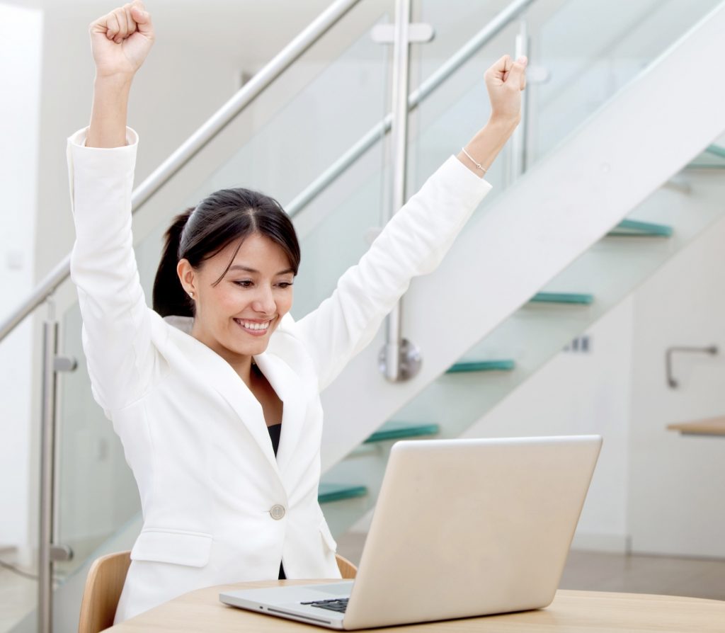 Frau arbeitet, ist erfolgreich und motiviert, war bei einem Life Coach